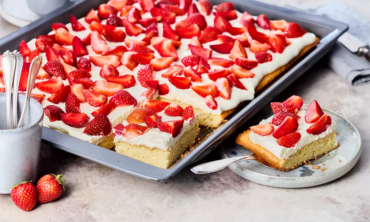 Blechkuchen Fanta® Kuchen mit Erdbeeren, Schmand-Creme und luftigem Teig mit Orangen-Note – fruchtiger Sommerkuchen, einfaches Rezept für Geburtstag, Party oder Kaffeetafel.