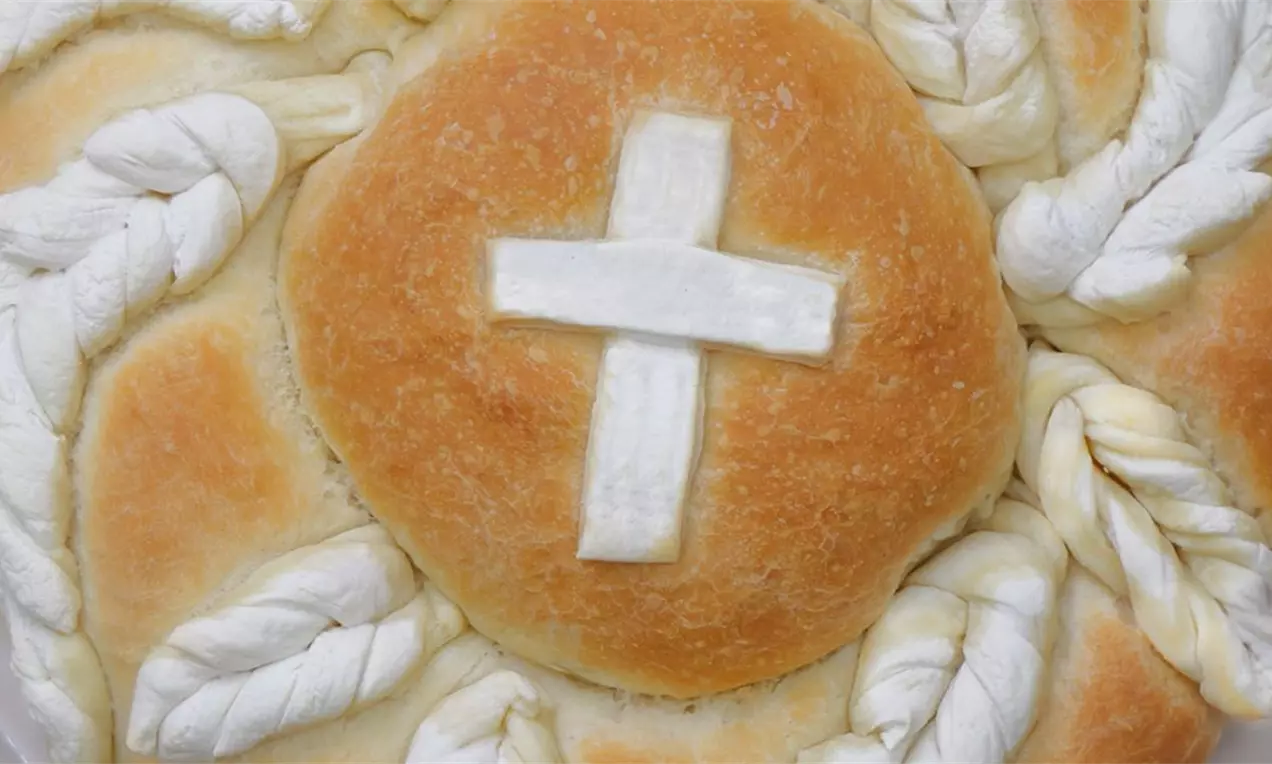 Posna i mekana česnica sa ukrasima.