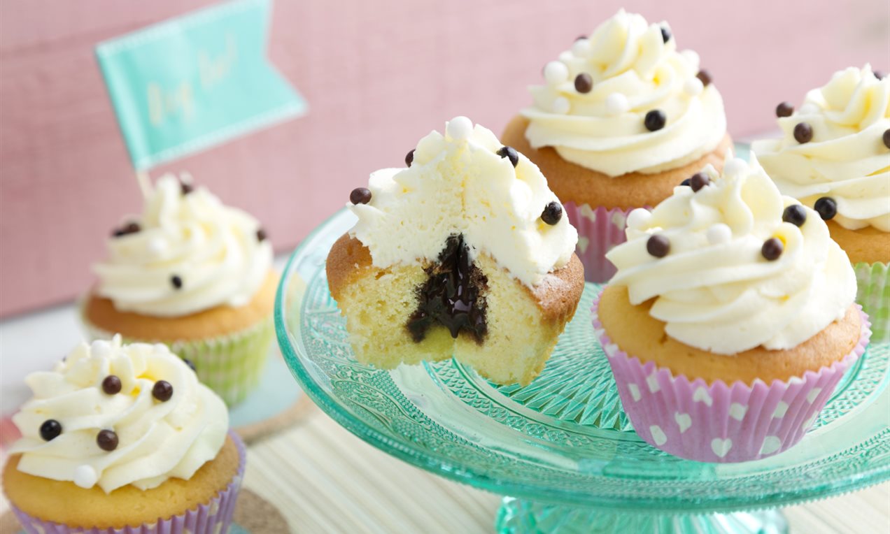 Cupcakes met choco vulling suprise inside Recept Dr. Oetker