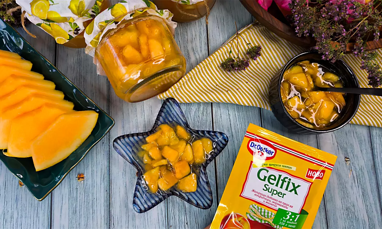 Бледо оранжеви парченца пъпеш със сочна текстура, подредени в стъклен буркан и звездовидна чиния, обградени от цветна декорация