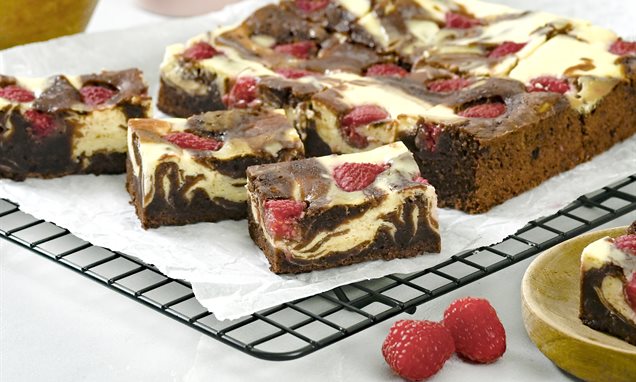 Cheesecake-Brownie mit Himbeeren Rezept | Dr. Oetker