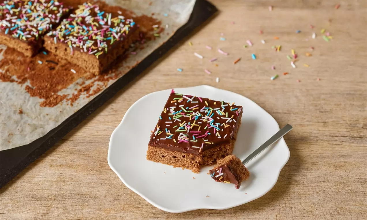 Suklaakuorrutteiset mokkapalaleivokset joissa päällä strösseliä