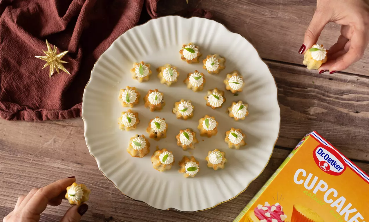 Mini cannelés au parmesan et garniture de champignons, décorés de fromage frais et d’herbes.