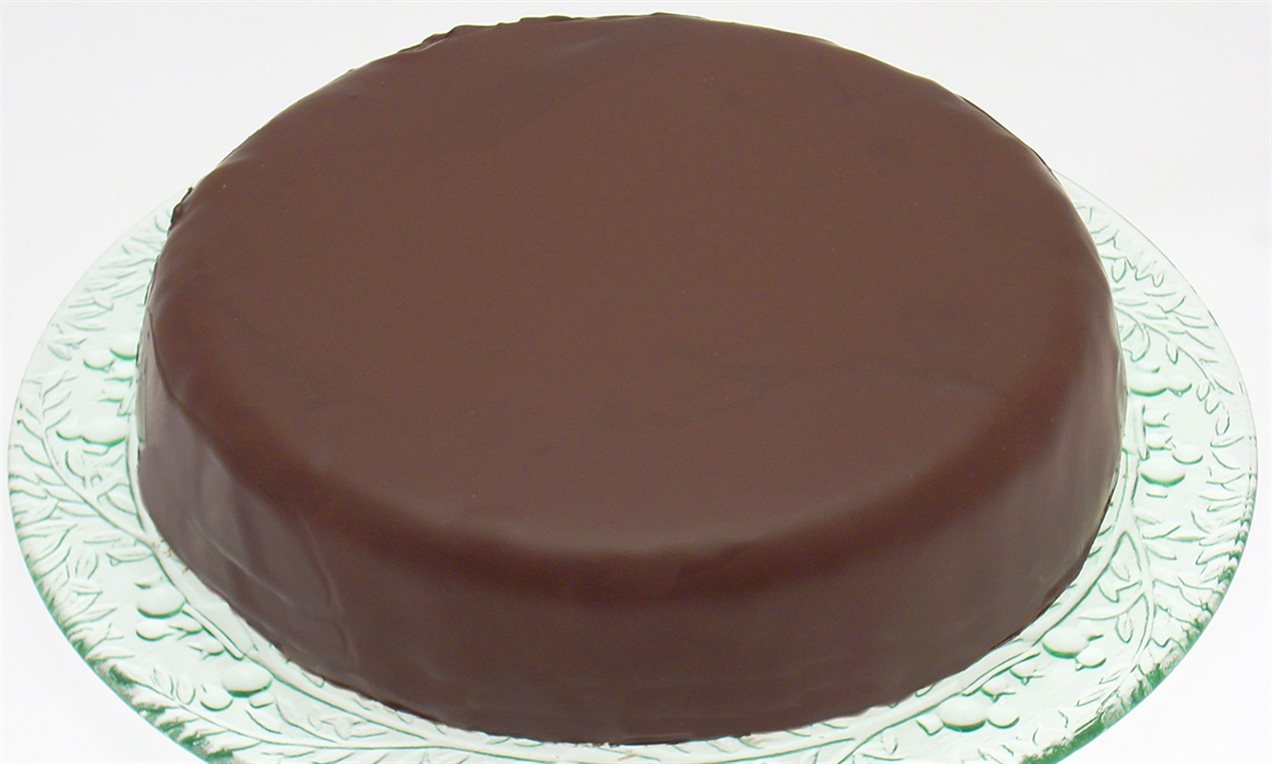 Torta al cacao con confettura all'albicocca