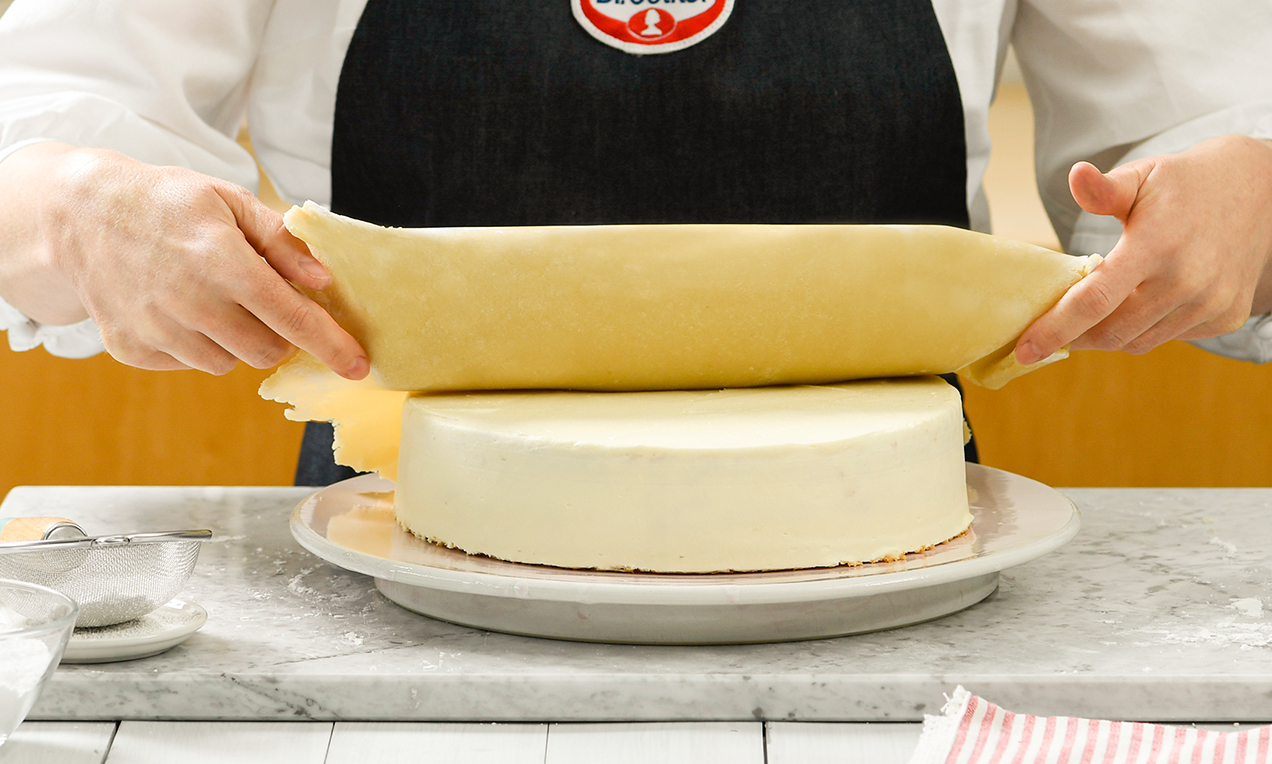 Marzipandecke Torte abgerollt DSC8294 ausschnitt