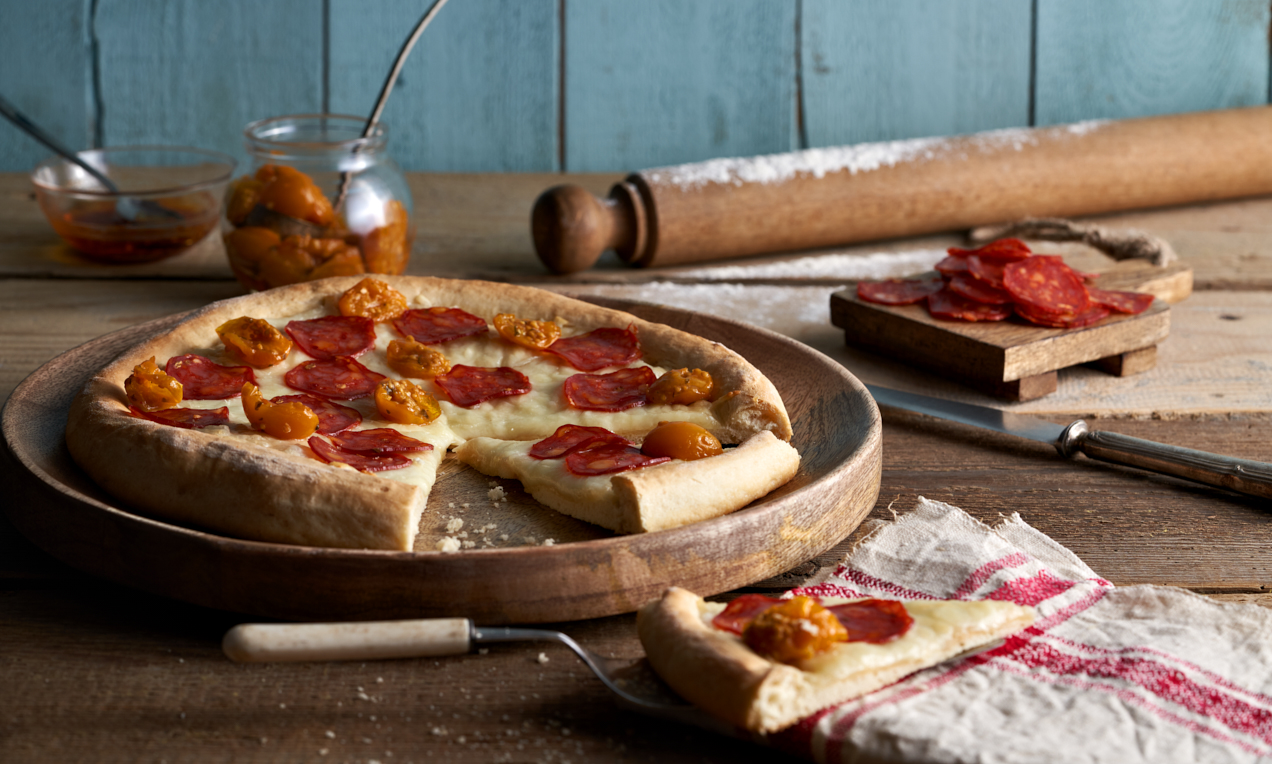 Pizza veloce al salame piccante e pomodorini gialli