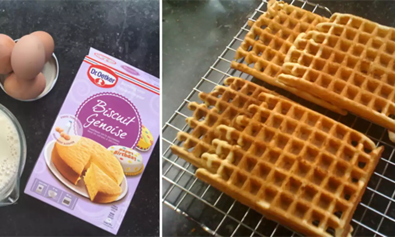 Gaufres dorées à la surface quadrillée croustillante reposant sur une grille métallique, à côté d'ingrédients disposés sur un plan noir