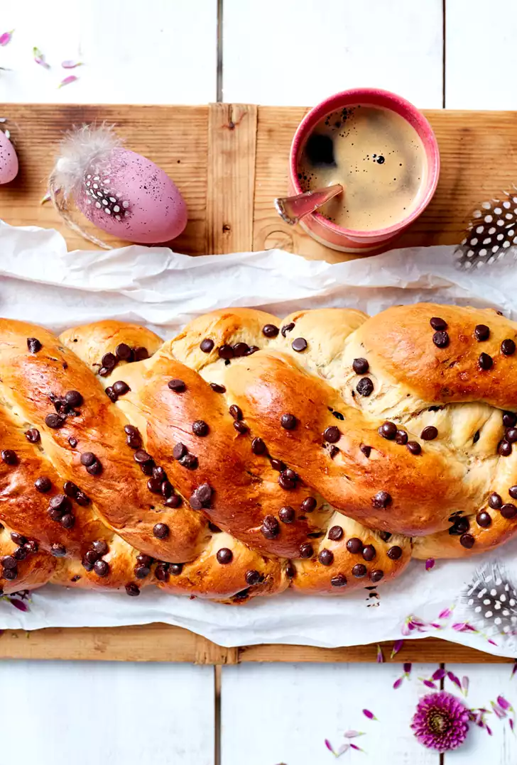Treccia di pan brioche con gocce di cioccolato
