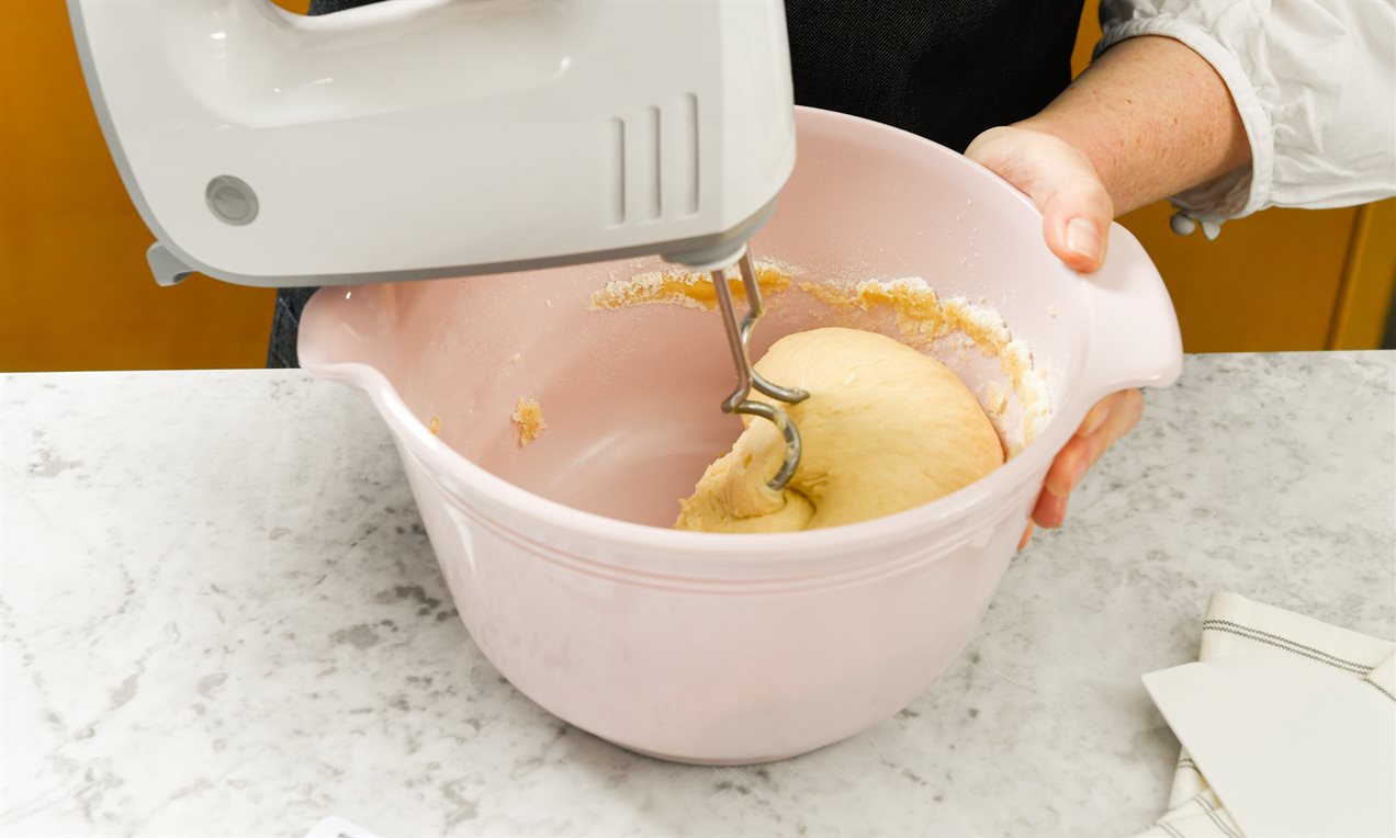 Hefeteig Zubereitung DSC7736 zuschnitt бг