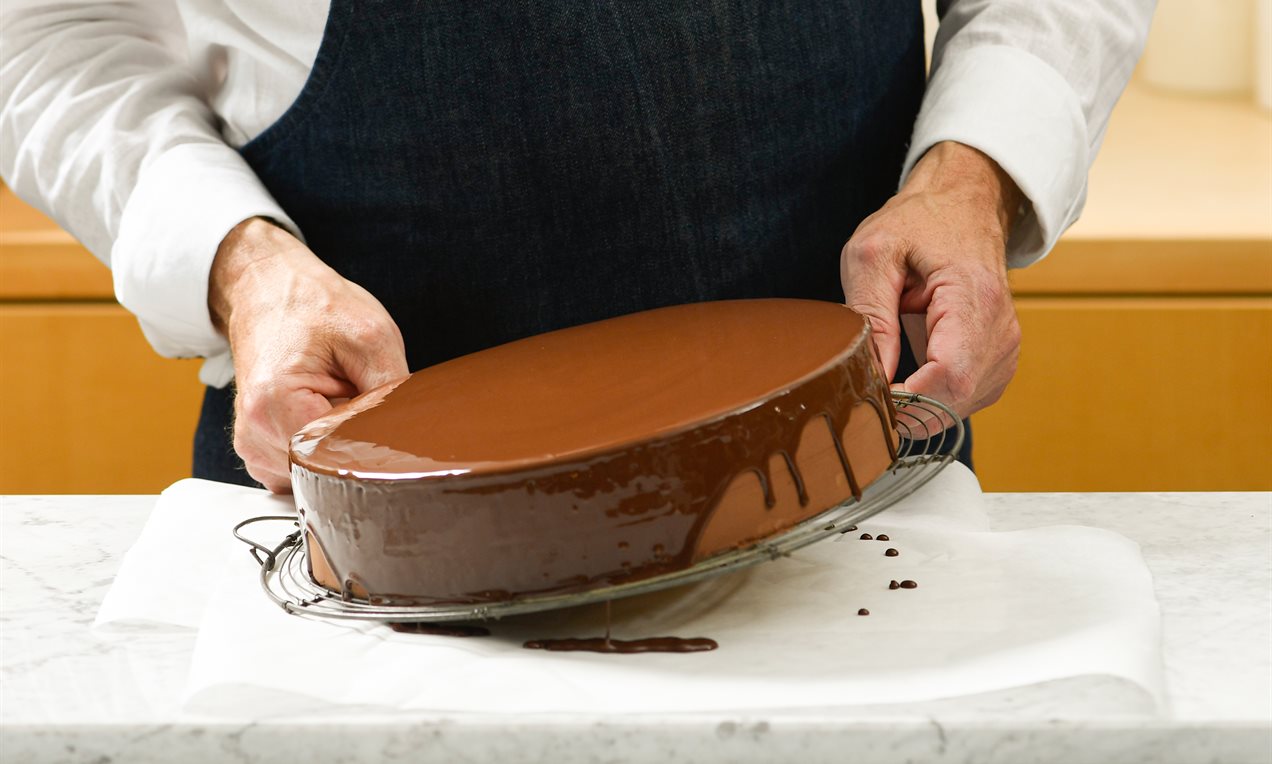 Torte Kuvertüre Palette Handling DSC7521 бг