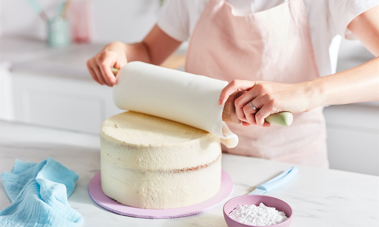 Covering a cake in fondant