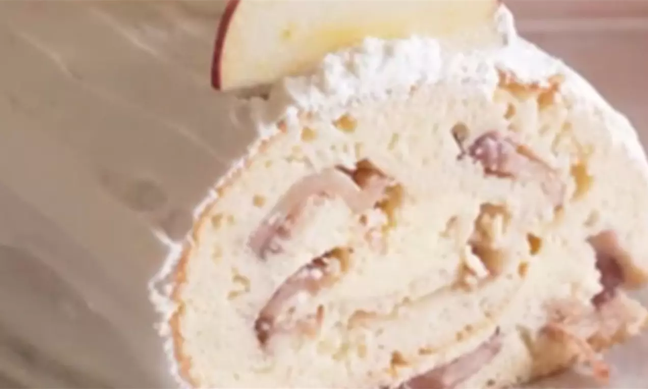 Mekan rolat sa jabukama i cimetom.