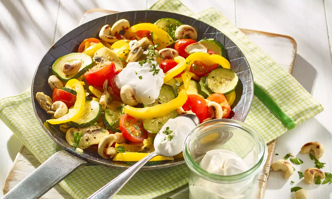 Gnocchi mit goldbrauner Kruste, umgeben von leuchtender Tomatensalsa mit roten Tomatenstücken, serviert auf einem weißen Teller