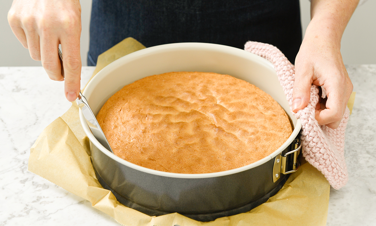 Biskuitteig Springform Messer lösen-3720 ret ausschnitt бг