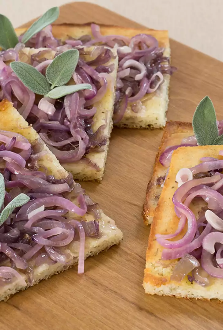 Focaccia senza glutine cipolle caramellate, salvia.jpg