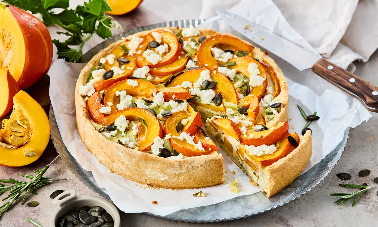 Herzhafte Kürbis Quiche mit Hokkaido, Fetakäse und knusprigem Mürbeteig – das perfekte Rezept für den Herbst. Einfach zubereitet, aromatisch und ideal für jede Mahlzeit!