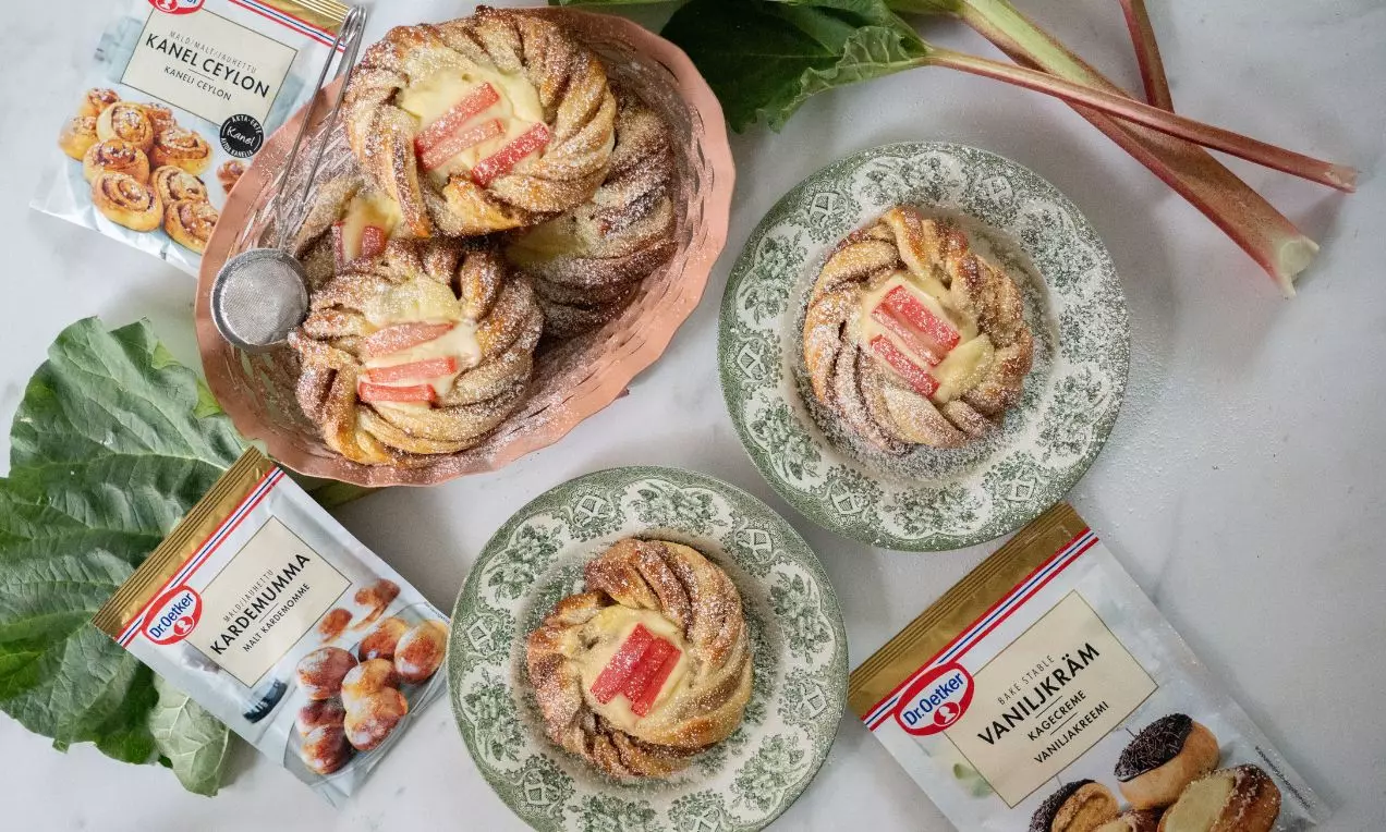 Kanelbullar med vaniljkräm och inkokta rabarber