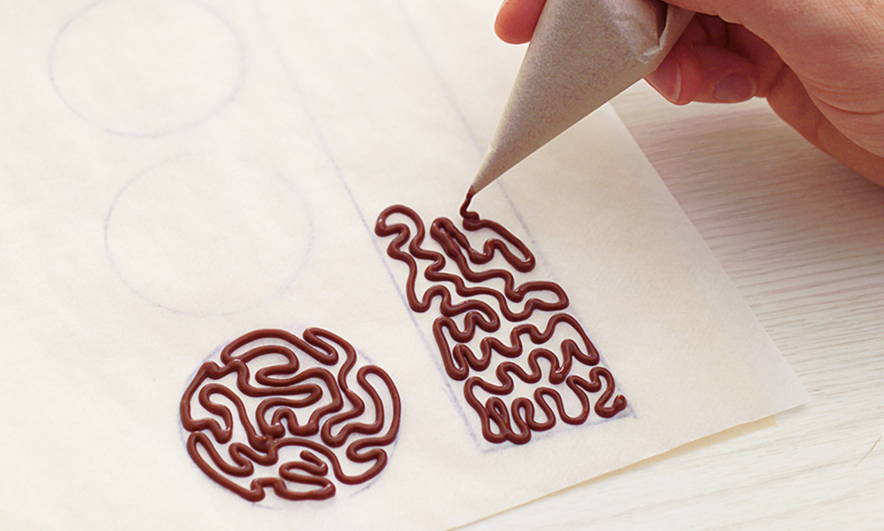 Schokoladen-Ornamente aufspritzen