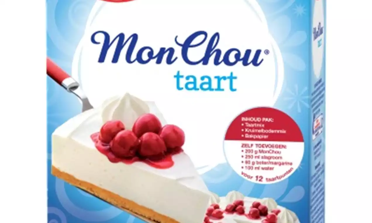 Een ronde taart met een lichtgele koekbodem, witte romige monchouvulling en een topping van glanzende rode kersen op een bord