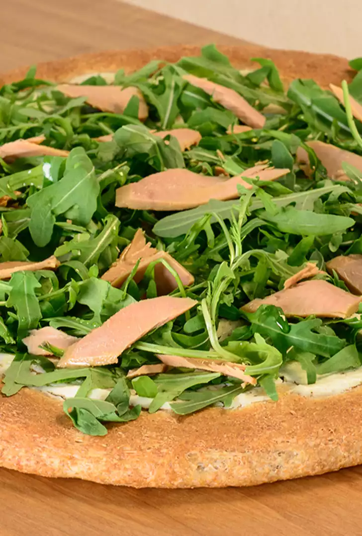 Pizza integrale con ricotta tonno e rucola.jpg