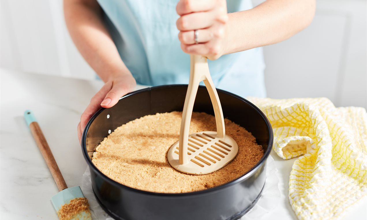 Pressing cheesecake base