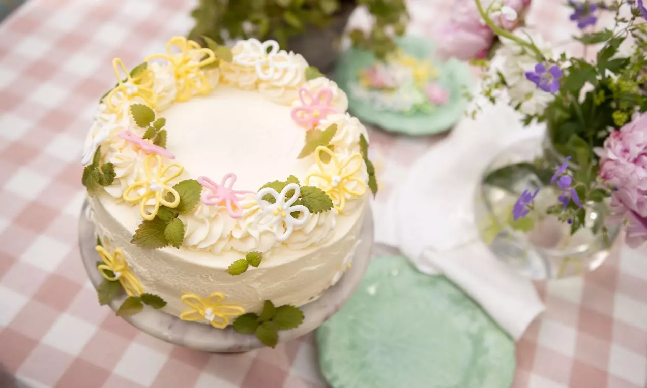 Spring cake med rabarberkompott och vaniljmousse