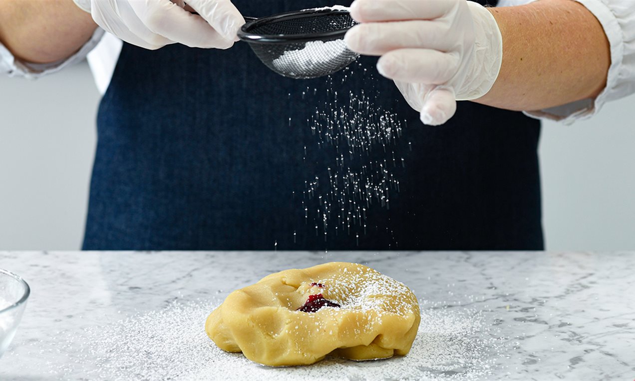 Marzipan einfärben Masse mit Puderzucker bestreuen DSC7269 Ausschnitt бг