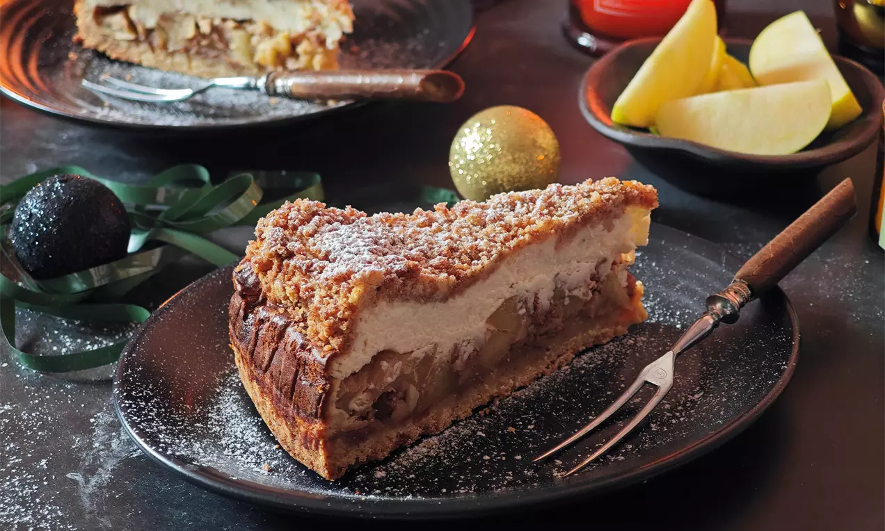 Пикантен ябълков чийзкейк с канелени трохи