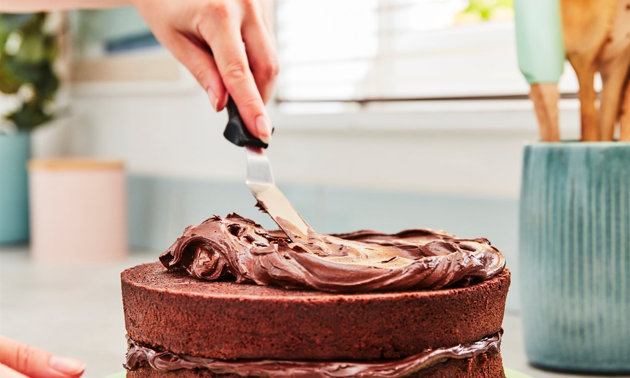 Spreading Ganache on Cake v1