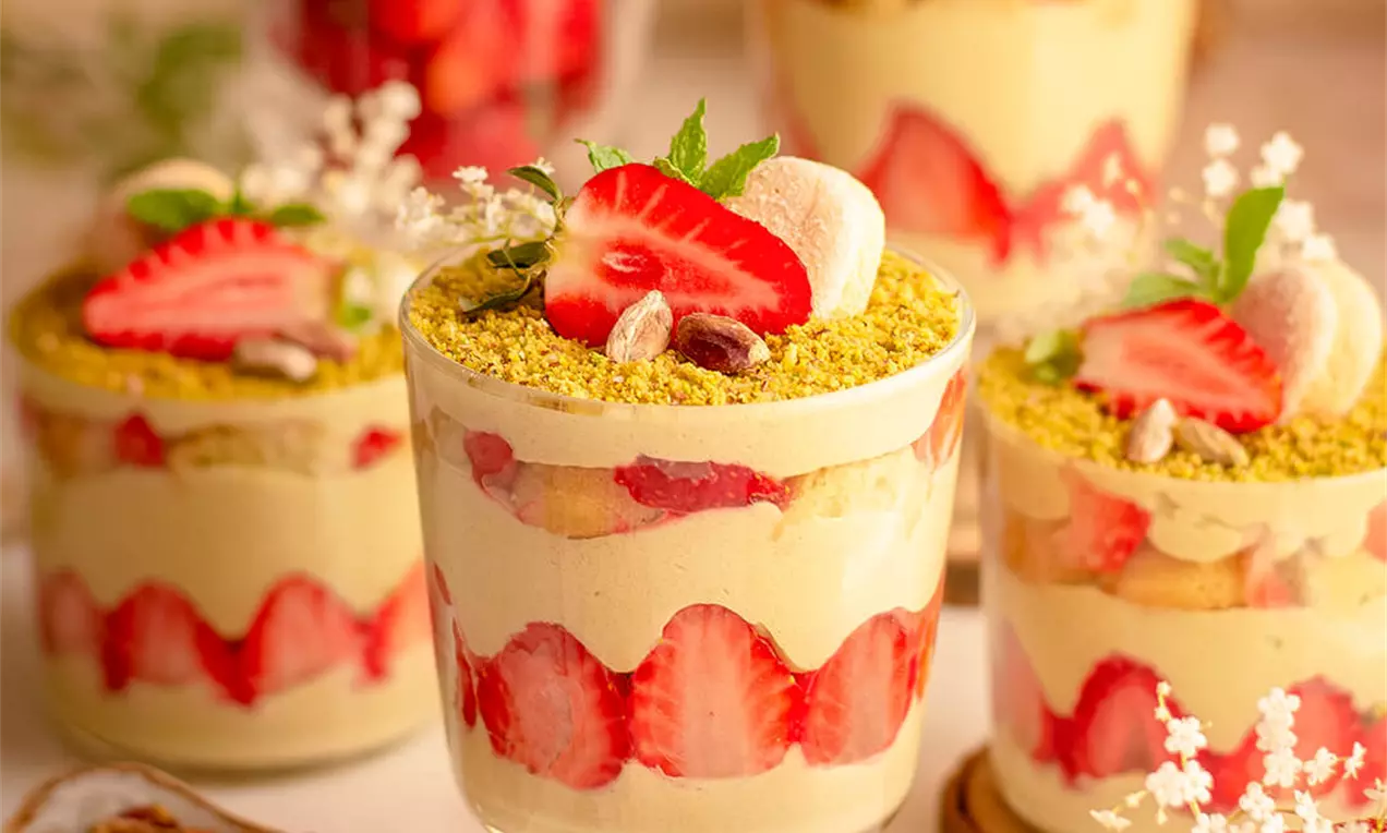 Tiramisu desert sa pistacijama i jagodama