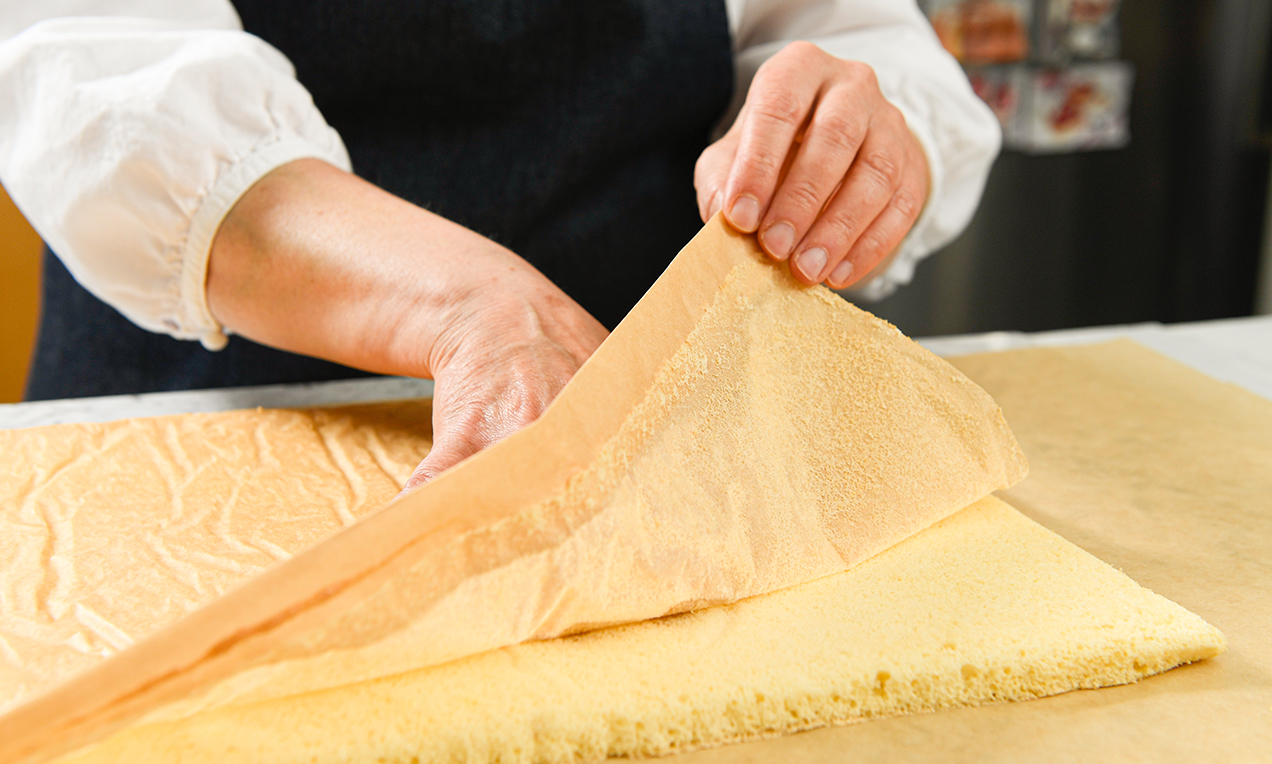 Biskuittplatte Backpapier abziehen Ausschnitt DSC6014 бг