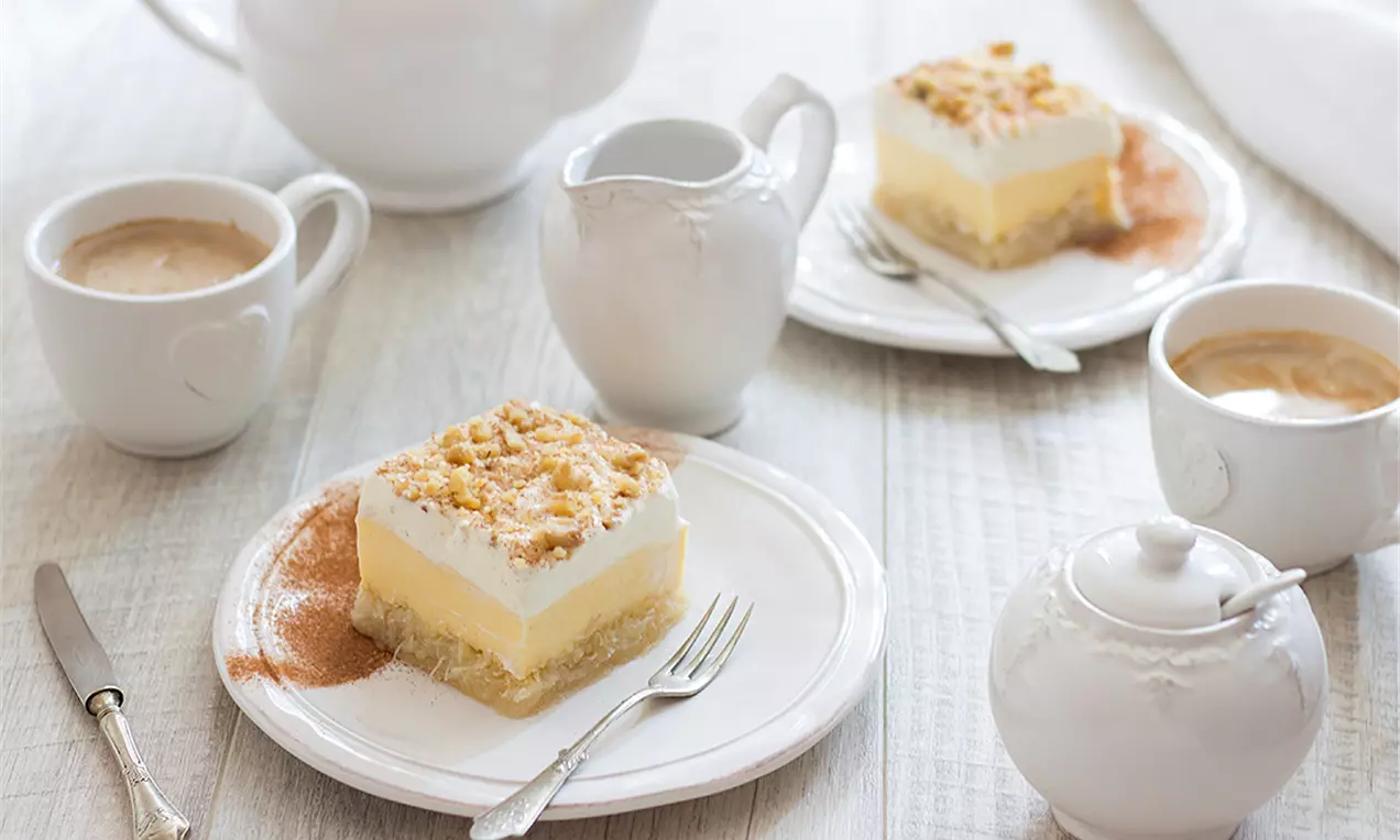 Растителен кадаиф със светло бежов цвят, разположен върху крем брюле с мека текстура, сервиран в квадратна форма върху бяла чиния