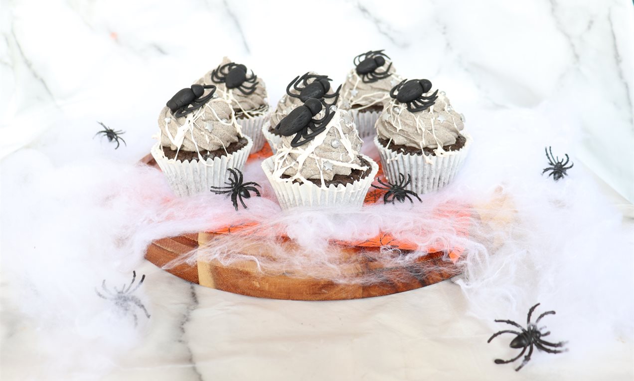 Spider 'Spookies' and Cream Cupcakes