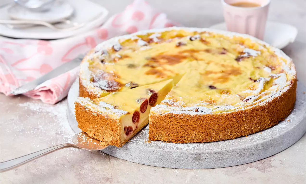 Kirsch Pudding Kuchen mit Vanillepudding, saftigen Kirschen und Streuselteig – fruchtiger Kuchen aus Springform, einfaches Rezept für Kaffeetafel, Dessert oder Familienfeier.