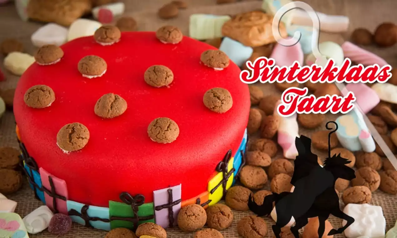 Ronde rode marsepeintaart met kleine kruidnoten bovenop, gedecoreerd met gekleurde cadeautjes rondom, omringd door strooigoed