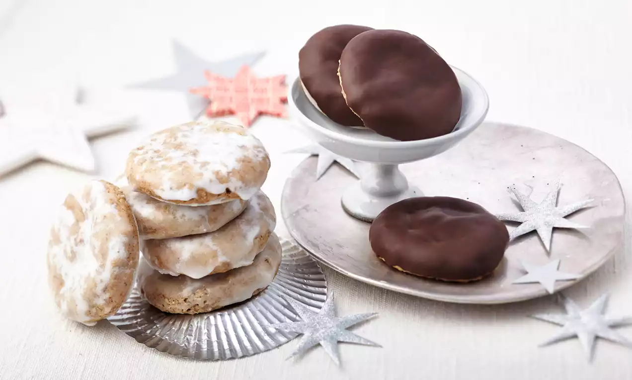 Unser Elisenlebkuchen Rezept auf Oblaten mit hellem & dunklem Guss ist schnell und einfach gebacken und schmeckt nach Weihnachten.