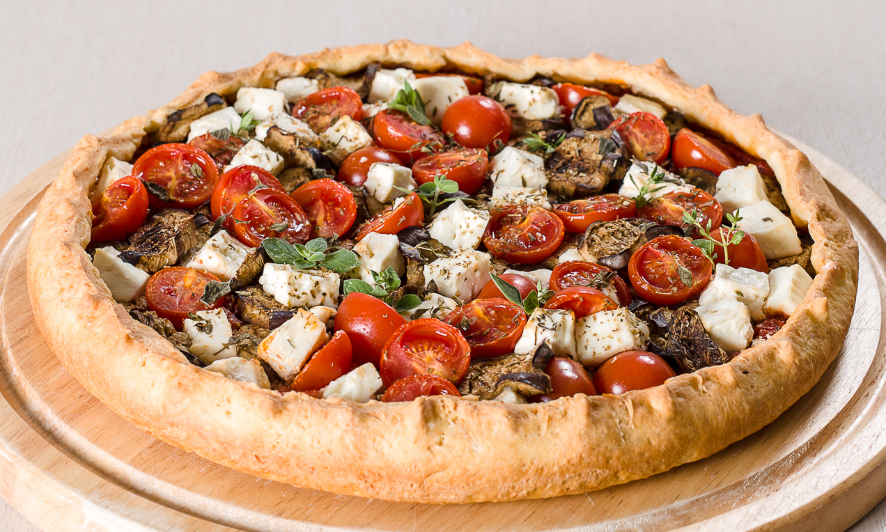 Torta salata estiva pomodori, melanzane e feta