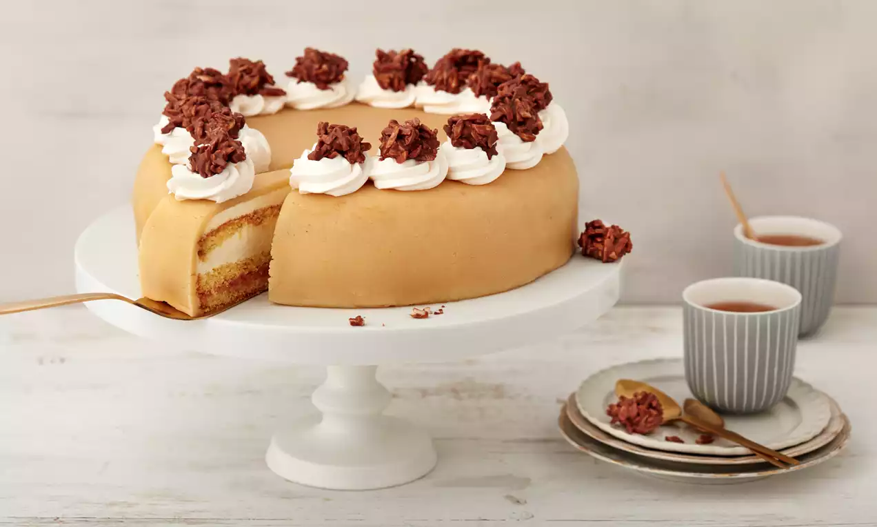 Lübecker Marzipantorte mit saftigem Mandelbiskuit, sahniger Marzipancreme, heller Marzipandecke und Mandelblättchen auf Tortenplatte