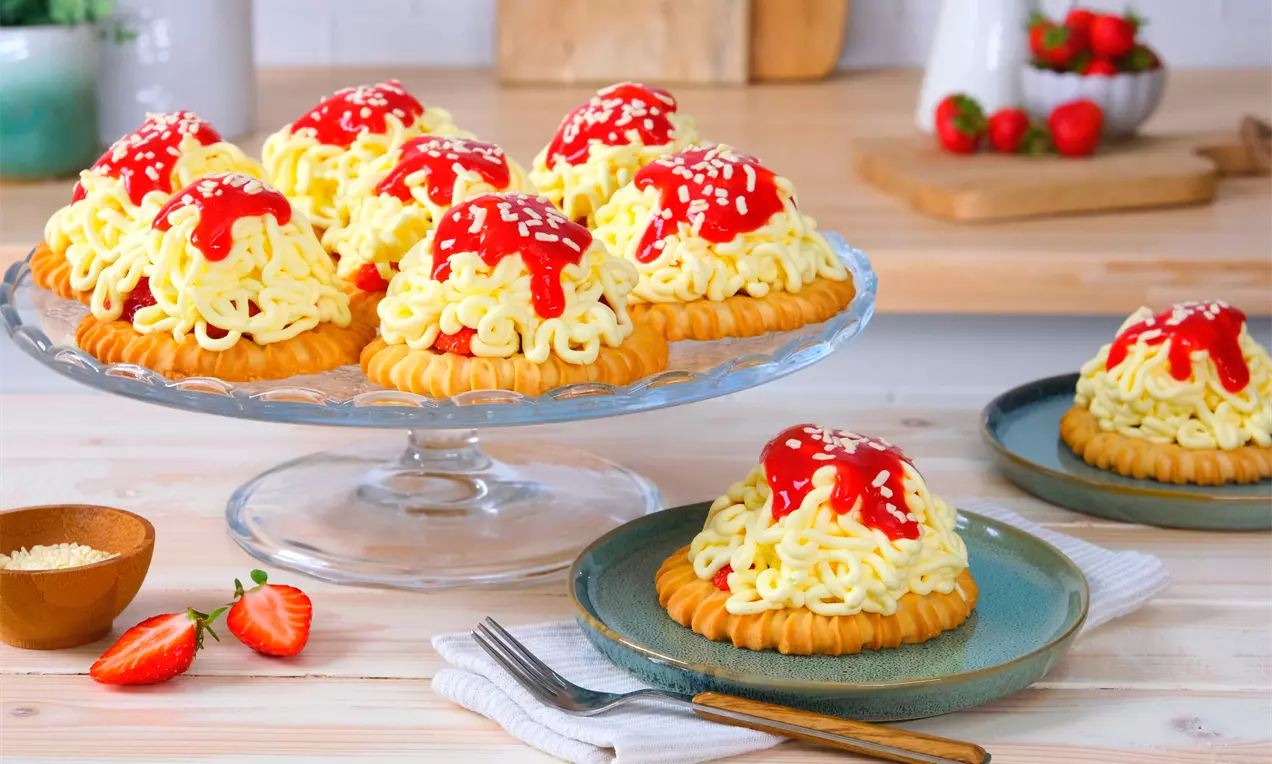 Spaghetti-Eis-Törtchen mit Vanillecreme und Erdbeersoße in knusprigen Torteletts – originelles Dessert, einfach gemacht und ideal für besondere Anlässe.