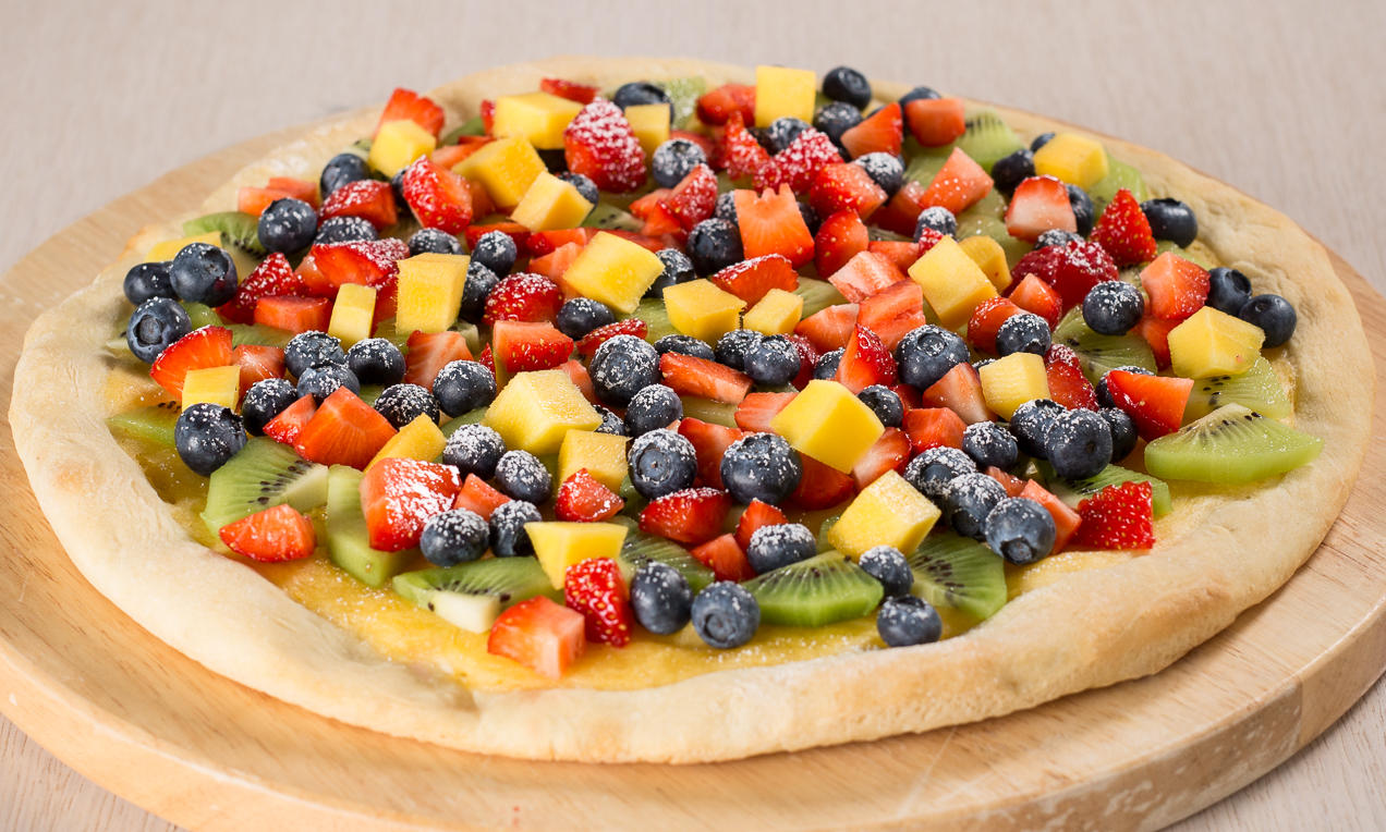 Pizza dolce con frutta