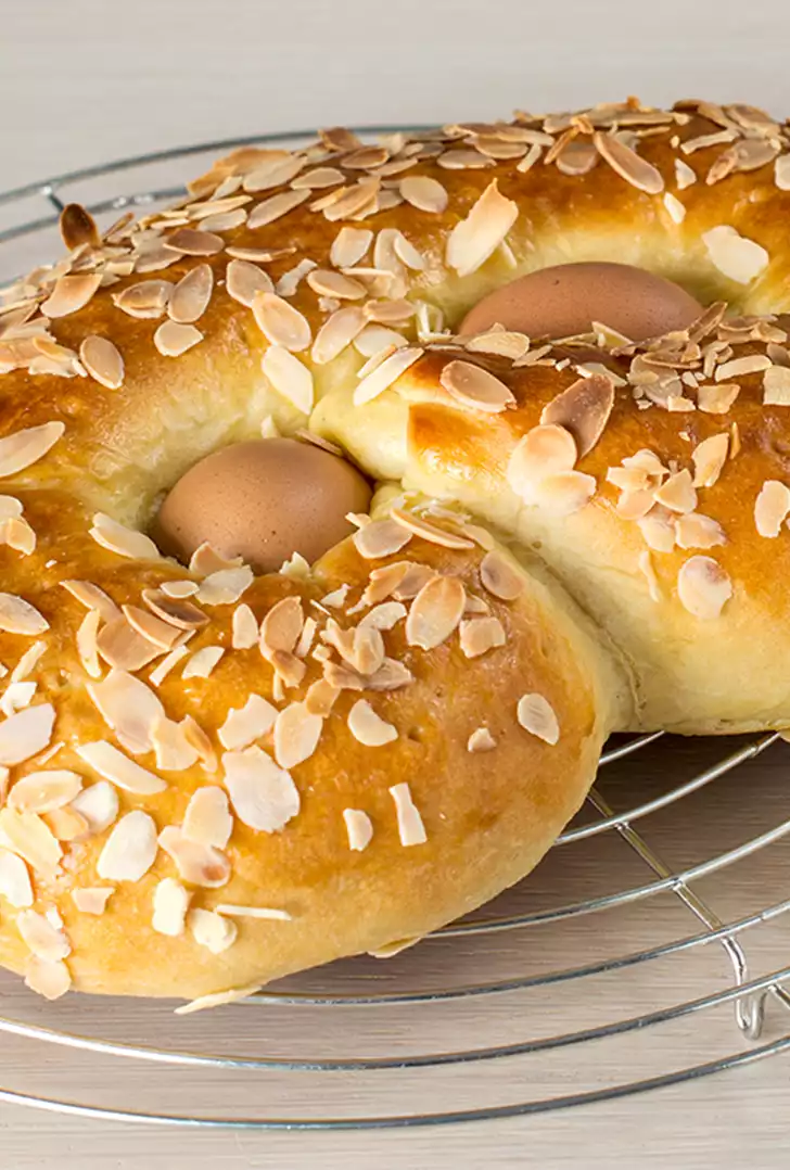 Rustico pasquale con formaggi, affettati e uova sode.jpg