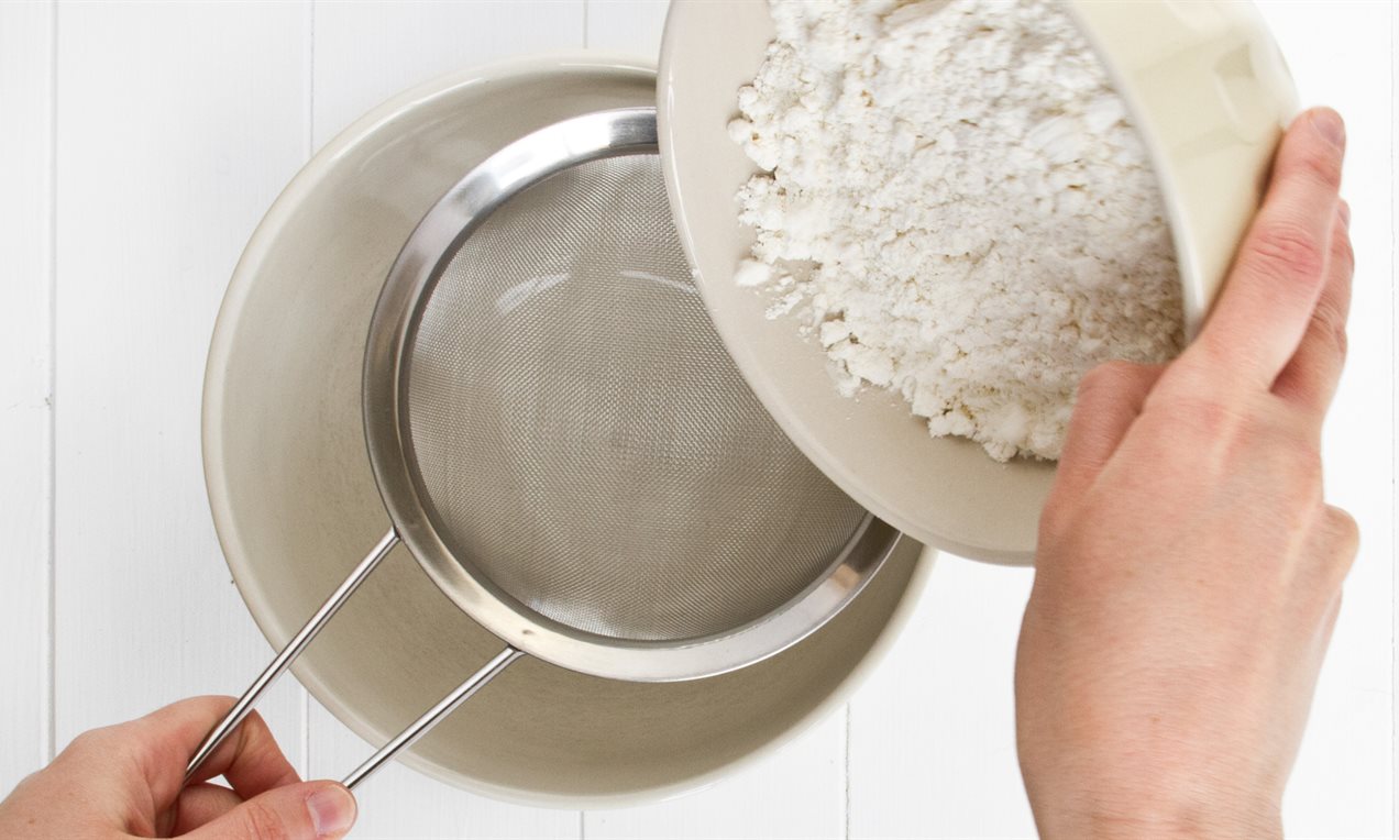 Picture - Sifting Flour бг