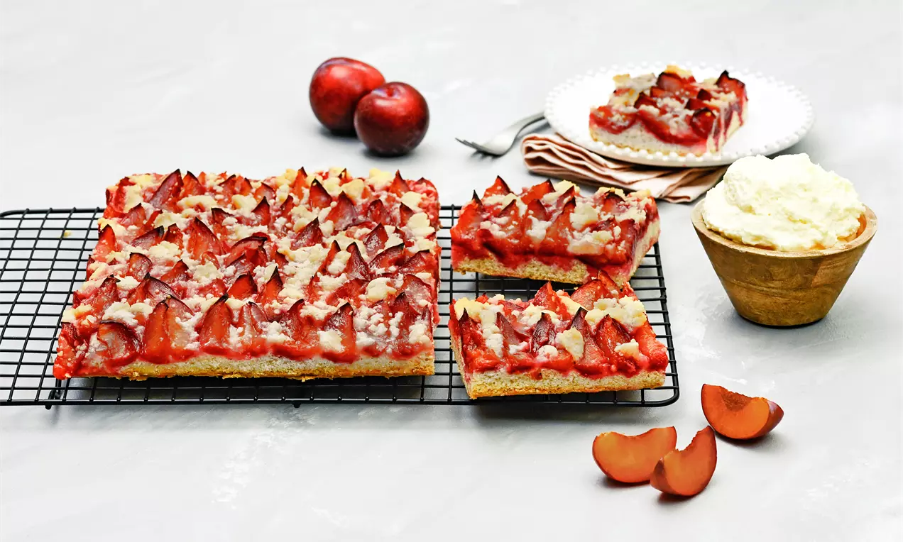 Saftiger Pflaumenkuchen aus lockerem Hefeteig, belegt mit vielen frischen Pflaumen und knusprigen Butter-Streuseln - besser geht es nicht!