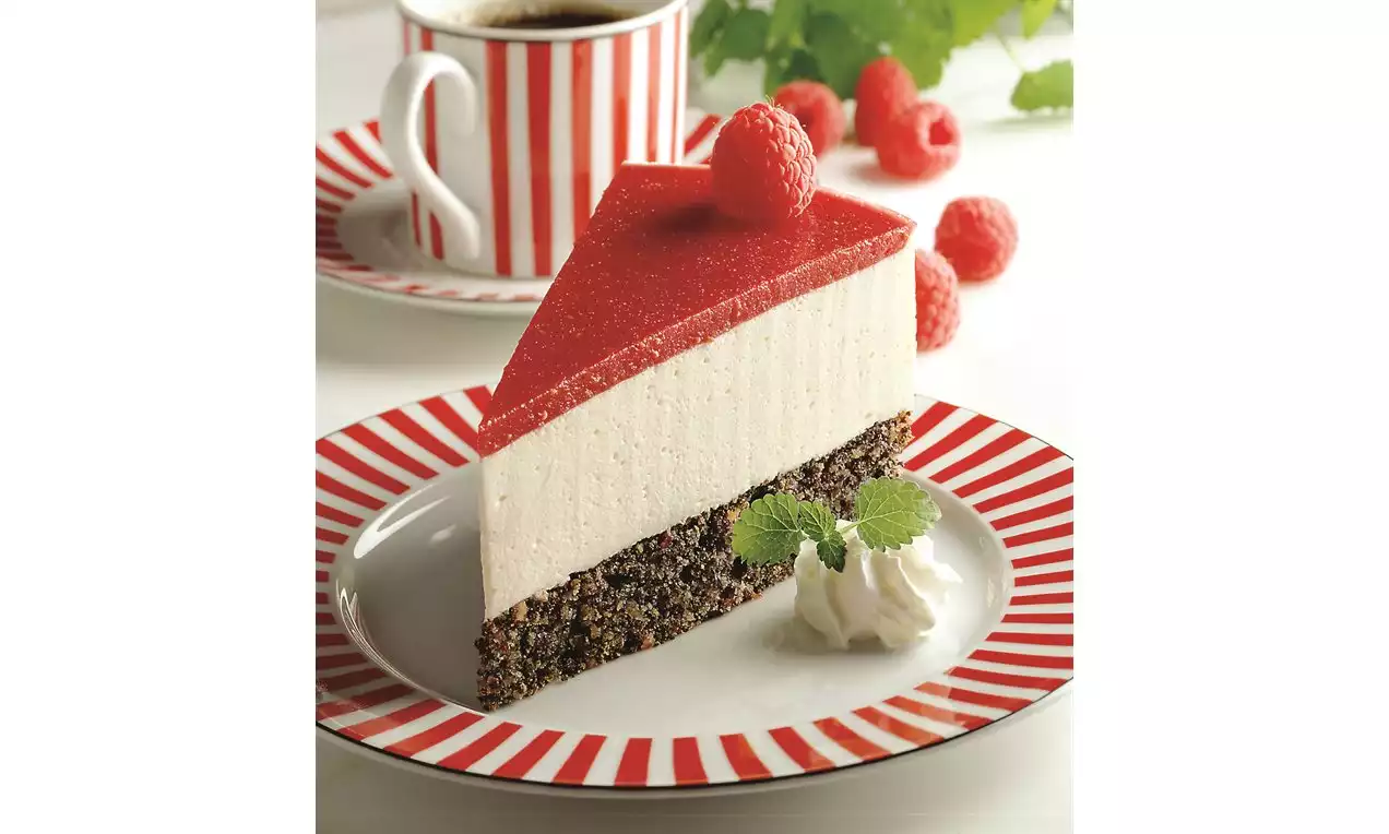 Prăjitură cu strat roșu lucios de zmeură, cremă fină albă și blat ciocolatiu pe farfurie decorată în dungi roșii, cu zmeură și mentă