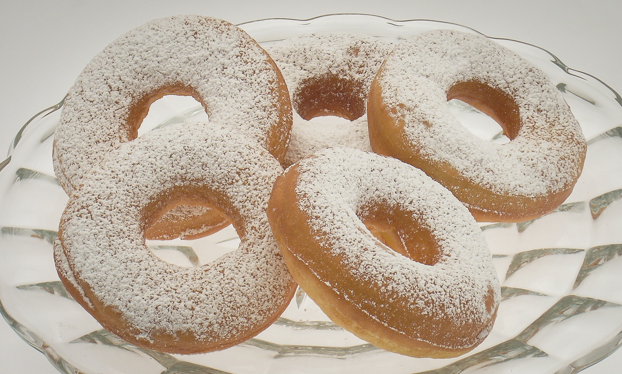 Ciambelline farcite di crema pasticcera