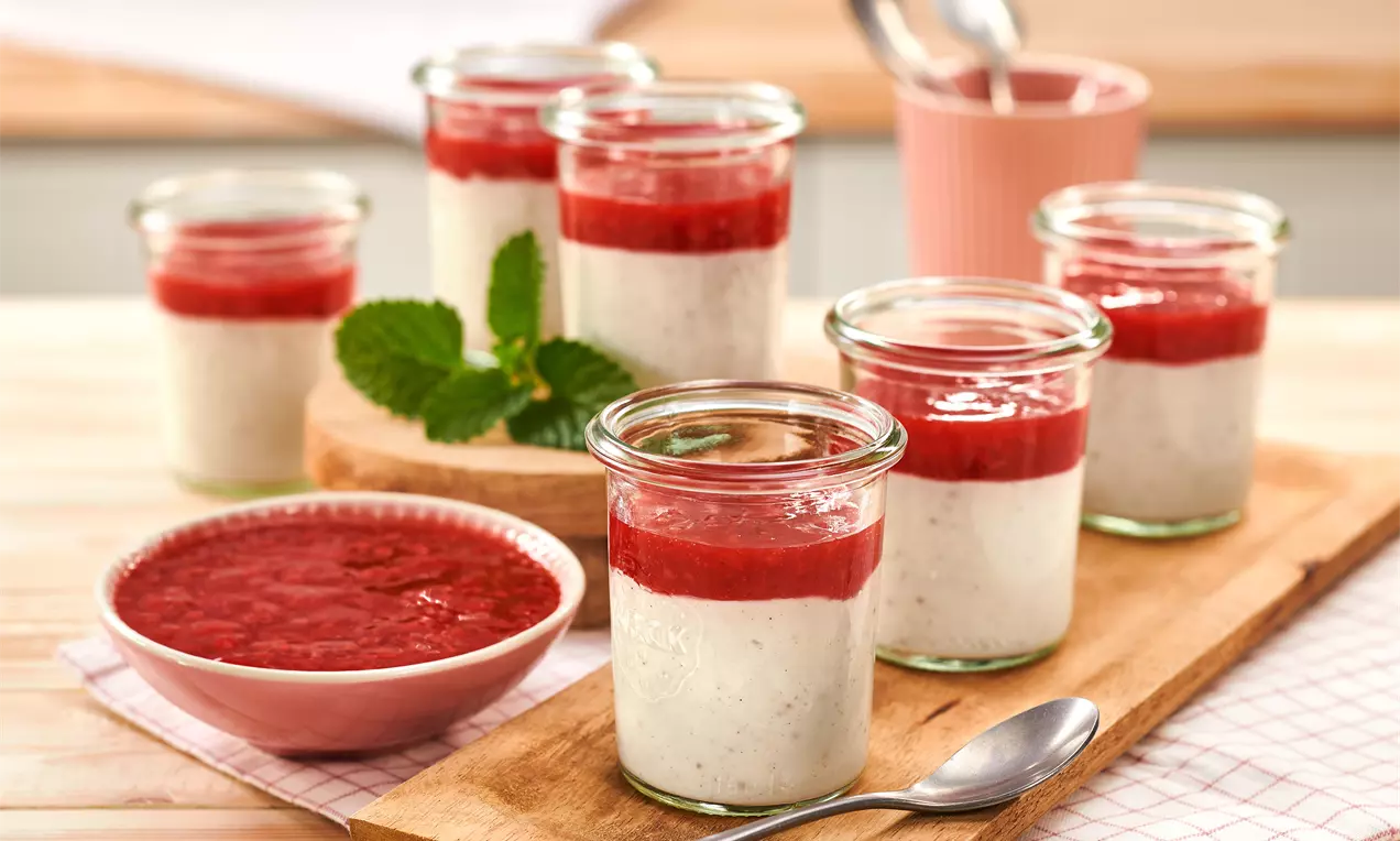 Vegane Panna cotta mit Mandeldrink und Fruchtgrütze – cremiges, pflanzliches Dessert für jeden Anlass, einfach zubereitet und erfrischend lecker.