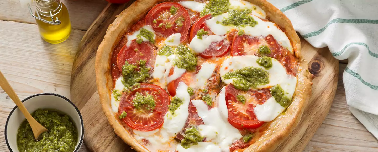 Specifiek Noord debat Pizza met mozzarella, tomaat en pesto Recept | Dr. Oetker