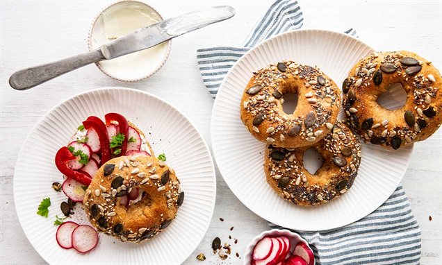 Vollkorn-Bagels mit Frischkäse Rezept | Dr. Oetker