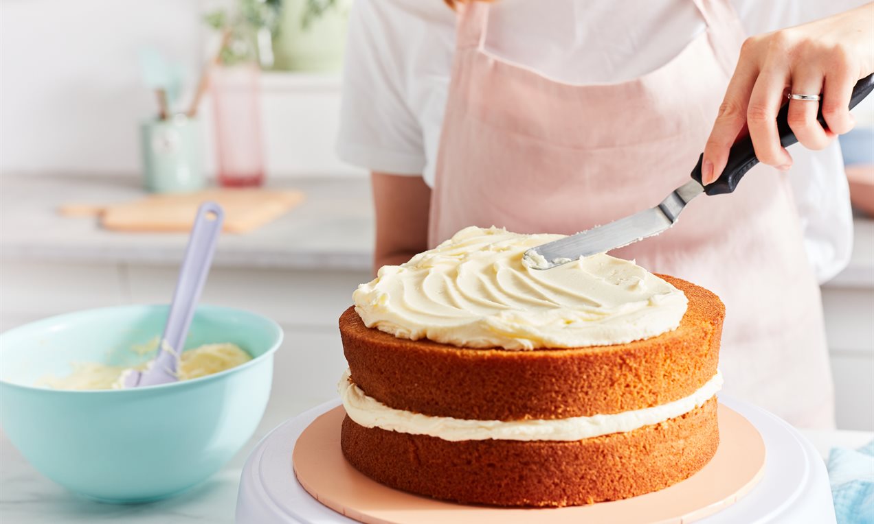 Icing a cake header image бг