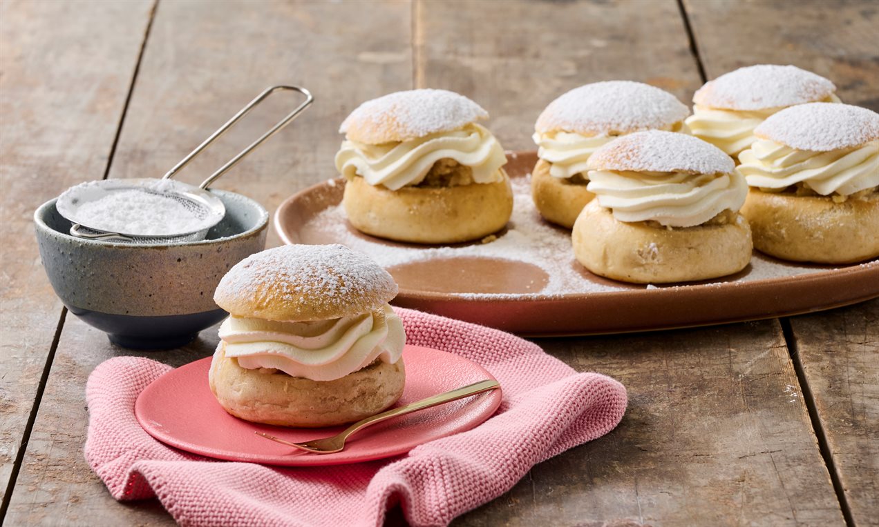 Semlor - Svenske Fastelavnsboller Opskrift | Dr. Oetker